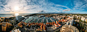 Luftaufnahme der portugiesischen Touristenstadt Vilamoura, mit Yachten und Segelbooten im Hafen, Vilamoura, Die Algarve, Portugal, Europa
