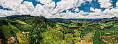 Hochperspektivische Luftaufnahme der hügeligen Landschaft von Minas Gerais, berühmt für seine Kaffeeproduktion, Brasilien, Südamerika