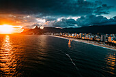 Drohnenaufnahme der Strände Ipanema und Leblon bei Sonnenuntergang, Rio de Janeiro, Brasilien, Südamerika