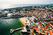 Drohnenaufnahme des historischen Zentrums von Cascais mit der ikonischen Bucht, 30 km westlich von Lissabon an der portugiesischen Riviera, Cascais, Portugal, Europa