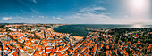 Drohnen-Panoramablick auf das historische Zentrum von Cascais mit der ikonischen Bucht und dem Ribeira-Strand, 30 km westlich von Lissabon an der Portugiesischen Riviera, Cascais, Portugal, Europa