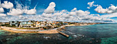 Drohnen-Panoramaansicht der Promenade in Cascais, an der portugiesischen Riveira 30 km westlich von Lissabon, mit Estoril ganz rechts, Cascais, Portugal, Europa