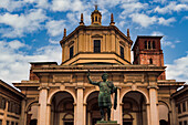 Christliche Kirche der Basilika San Lorenzo Maggiore Fassade unter einem Himmel mit Wolken in Mailand, Lombardei, Italien, Europa