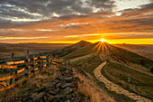 Erstaunlicher Sonnenaufgang über Lose Hill auf The Great Ridge, Peak District, Derbyshire, England, Vereinigtes Königreich, Europa