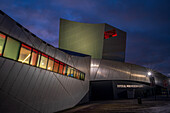 Imperial War Museum North bei Nacht, Salford Quays, Manchester, England, Vereinigtes Königreich, Europa