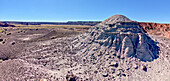 Blick vom Gipfel des Squared Off Butte entlang des Onyx Trail im Petrified Forest National Park, Arizona, Vereinigte Staaten von Amerika, Nordamerika