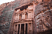 In den Stein gehauenes Monument der Schatzkammer (Al Khazneh) an der Seite eines Berges, Petra, UNESCO-Weltkulturerbe, Jordanien, Naher Osten