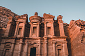 Al Deir (Kloster) Fassade bei Sonnenuntergang mit einigen Menschen auf der Fassade, Petra, UNESCO-Weltkulturerbe, Jordanien, Naher Osten