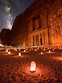 Schatzkammer von Petra (El Khazneh) bei Nacht, beleuchtet von kleinen Laternen und der Milchstraße am Himmel, Petra, UNESCO-Welterbestätte, Jordanien, Naher Osten