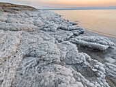 Ufer mit Salzkristallformationen in der Abenddämmerung, Totes Meer, Jordanien, Naher Osten