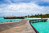 Ein hölzerner Bootssteg, Baa Atoll, Malediven, Indischer Ozean, Asien