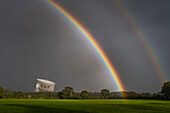 Doppelter Regenbogen über dem Jodrell Bank Lovell Radioteleskop, nahe Goostrey, Cheshire, England, Vereinigtes Königreich, Europa