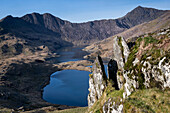 Cwm Dyli, Llyn Llydaw, Mount Snowdon und das Snowdon Horseshoe von The Horns aus, Snowdonia National Park, Nordwales, Vereinigtes Königreich, Europa