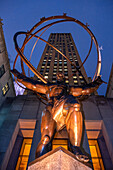 Atlas Bronzestatue vor dem Rockefeller Center bei Nacht, 5th Avenue, Midtown Manhattan, New York, Vereinigte Staaten von Amerika, Nordamerika
