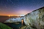 Sternenschweif und Nachthimmel über Bwa Gwyn oder dem White Arch, in der Nähe von Rhoscolyn, Anglesey, Nordwales, Vereinigtes Königreich, Europa