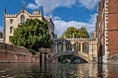 Seufzerbrücke und St. Johns College vom Fluss Cam aus, Universität Cambridge, Cambridge, Cambridgeshire, England, Vereinigtes Königreich, Europa