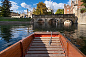 Punting in Richtung Kitchen Bridge und St. John's College auf dem Fluss Cam, Cambridge, Cambridgeshire, England, Vereinigtes Königreich, Europa