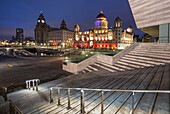 Das Liver Building und der Pier Head bei Nacht, Liverpool Waterfront, Liverpool, Merseyside, England, Vereinigtes Königreich, Europa