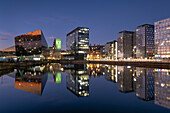 Waterfront-Gebäude und moderne Apartments spiegeln sich im Canning Dock bei Nacht, Liverpool Waterfront, Liverpool, Merseyside, England, Vereinigtes Königreich, Europa