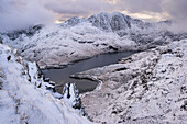 Llyn Llydaw, Cwm Dyli und Y Lliwedd im Winter, Snowdon Horseshoe, Eryri, Snowdonia National Park, Nordwales, Vereinigtes Königreich, Europa