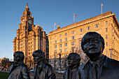 Die Beatles-Statue und das Royal Liver Building, Pier Head, Liverpool Waterfront, Liverpool, Merseyside, England, Vereinigtes Königreich, Europa