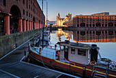 Das Albert Dock und das Liver Building, Albert Dock, Liverpool, Merseyside, England, Vereinigtes Königreich, Europa