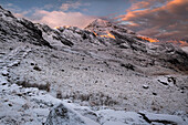 Erstes Licht auf Crib Goch vom PYG Track im Winter, in der Nähe von Pen y pass, Snowdonia National Park, Eryri, Nordwales, Vereinigtes Königreich, Europa