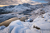 Y Lliwedd, Llyn Llydaw und die Miners Track-Route zum Snowdon im Winter, Cwm Dyli, Eryri, Snowdonia National Park, Nordwales, Vereinigtes Königreich, Europa