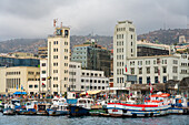 Boote im Hafen von Valparaiso entlang der Muelle Prat, Valparaiso, Chile, Südamerika