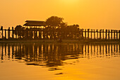 U Bein-Brücke über den Taungthaman-See bei Sonnenuntergang, Amarapura, Mandalay, Myanmar (Birma), Asien