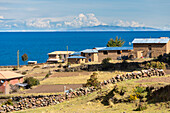 Häuser mit Feldern auf der Insel Amantani, Titicacasee, Puno, Peru, Südamerika