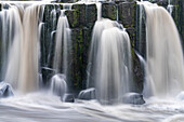Detail des Selfoss-Wasserfalls, in der Nähe des Dettifoss-Wasserfalls, Island, Polarregionen