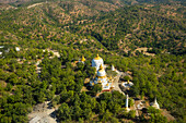 Blick von oben auf eine Pagode in der Nähe des Maha Bodhi Ta Htaung Stehenden Buddhas, Monywa, Myanmar (Birma), Asien