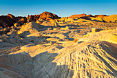 Rote und weiße Felsformationen am Fire Canyon und Silica Dome bei Sonnenaufgang, Valley of Fire State Park, Nevada, Westliche Vereinigte Staaten, Vereinigte Staaten von Amerika, Nordamerika