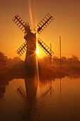 Wintersonnenaufgang über Thurne Mill, Norfolk Broads, Norfolk, England, Vereinigtes Königreich, Europa