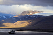 Die Berge von Svalbard von Longyearbyen aus, Norwegen, Skandinavien, Europa