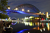 Tyne-Brücke in der Abenddämmerung, Newcastle-upon-Tyne, Tyne and Wear, England, Vereinigtes Königreich, Europa