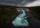 Der leuchtend blaue Bruarfoss-Wasserfall im Süden Islands, Polarregionen