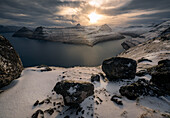 Schneebedeckte Berge in einem abgelegenen Fjord im Winter, Färöer Inseln, Dänemark, Atlantik, Europa