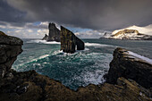 Der Bogen von Drangarnir inmitten des Atlantiks, die epische Landschaft der Färöer Inseln, Dänemark, Atlantik, Europa