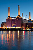Battersea Bridge Kraftwerk Dämmerung und Themse, London, England, Vereinigtes Königreich, Europa