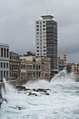 Sturmwellen schlagen gegen die Uferpromenade Malecon mit ihren verblassten prächtigen Stuckhäusern am Malecon, Havanna, Kuba, Westindische Inseln, Karibik, Mittelamerika
