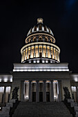 El Capitolio bei Nacht beleuchtet, ehemaliges Kongressgebäude aus den 1920er Jahren, Havanna, Kuba, Westindien, Karibik, Mittelamerika