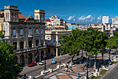 Paseo del Prado, Luftaufnahme mit Flaneuren und blauem Oldtimer voller Touristen, Havanna, Kuba, Westindien, Karibik, Mittelamerika