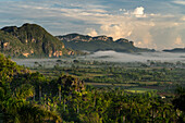 Val de Vinales, UNESCO-Weltkulturerbe, früher Morgennebel, Vinales, Kuba, Westindien, Karibik, Mittelamerika