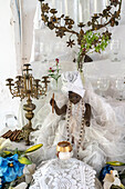 Schwarze Puppe, Zigarren und Schrein im Santeria-Tempel (afrokubanische Religion), Trinidad, Kuba, Westindische Inseln, Karibik, Mittelamerika