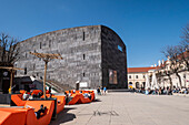 Museum für Moderne Kunst und Sitzgelegenheiten im Freien, Museumsquartier, Wien, Österreich, Europa