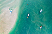 Luftaufnahme von Booten in der Camel-Mündung bei Rock, Cornwall, England, Vereinigtes Königreich, Europa