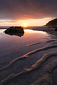 Wunderschöner Sonnenuntergang an einem verlassenen Holywell Beach, Cornwall, England, Vereinigtes Königreich, Europa