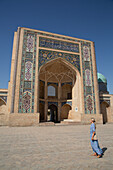 Tourist, Madrassa Barakhon, Hazrati Imam Komplex, Taschkent, Usbekistan, Zentralasien, Asien